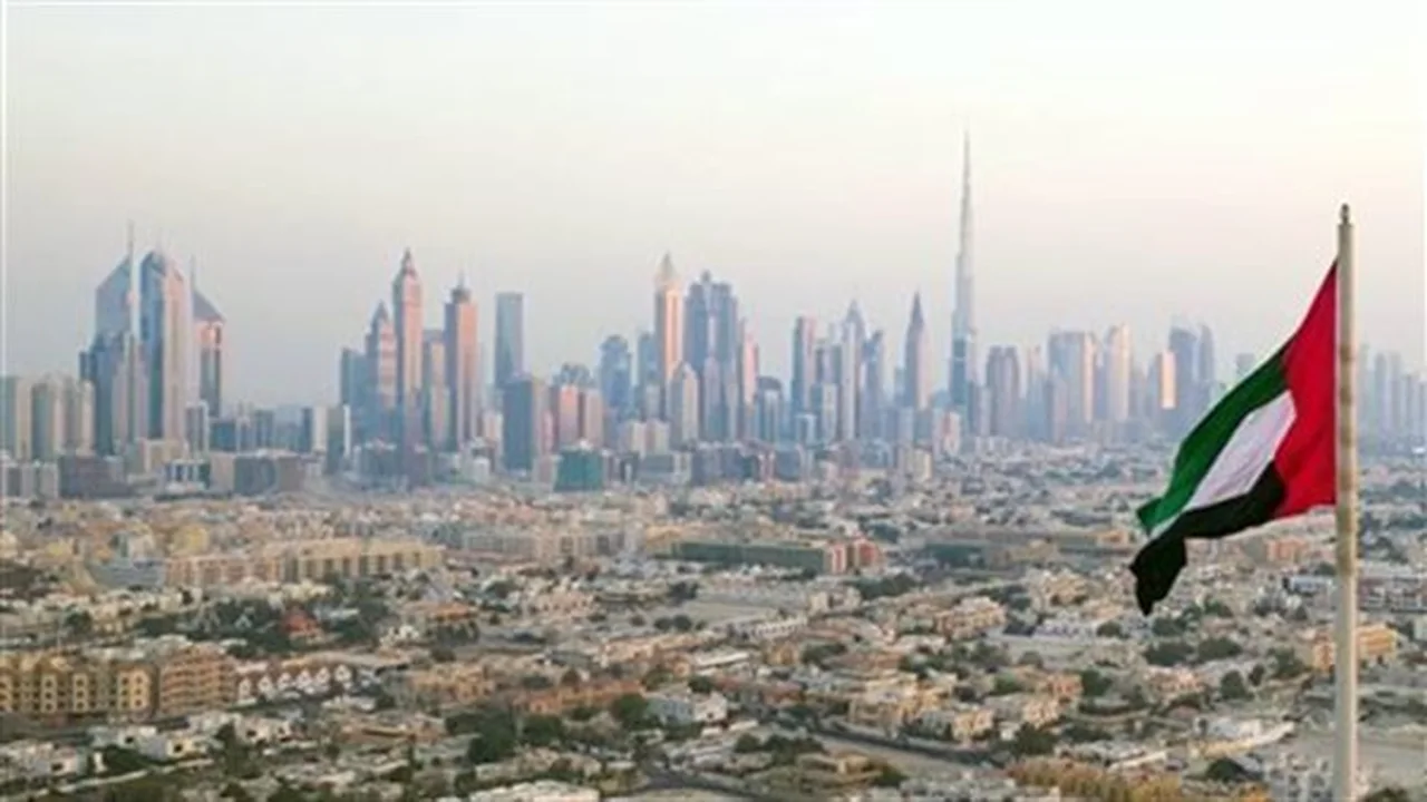 تقلبات جوية مرتقبة.. ضباب وأمطار خفيفة تسيطر على طقس الإمارات خلال الساعات المقبلة